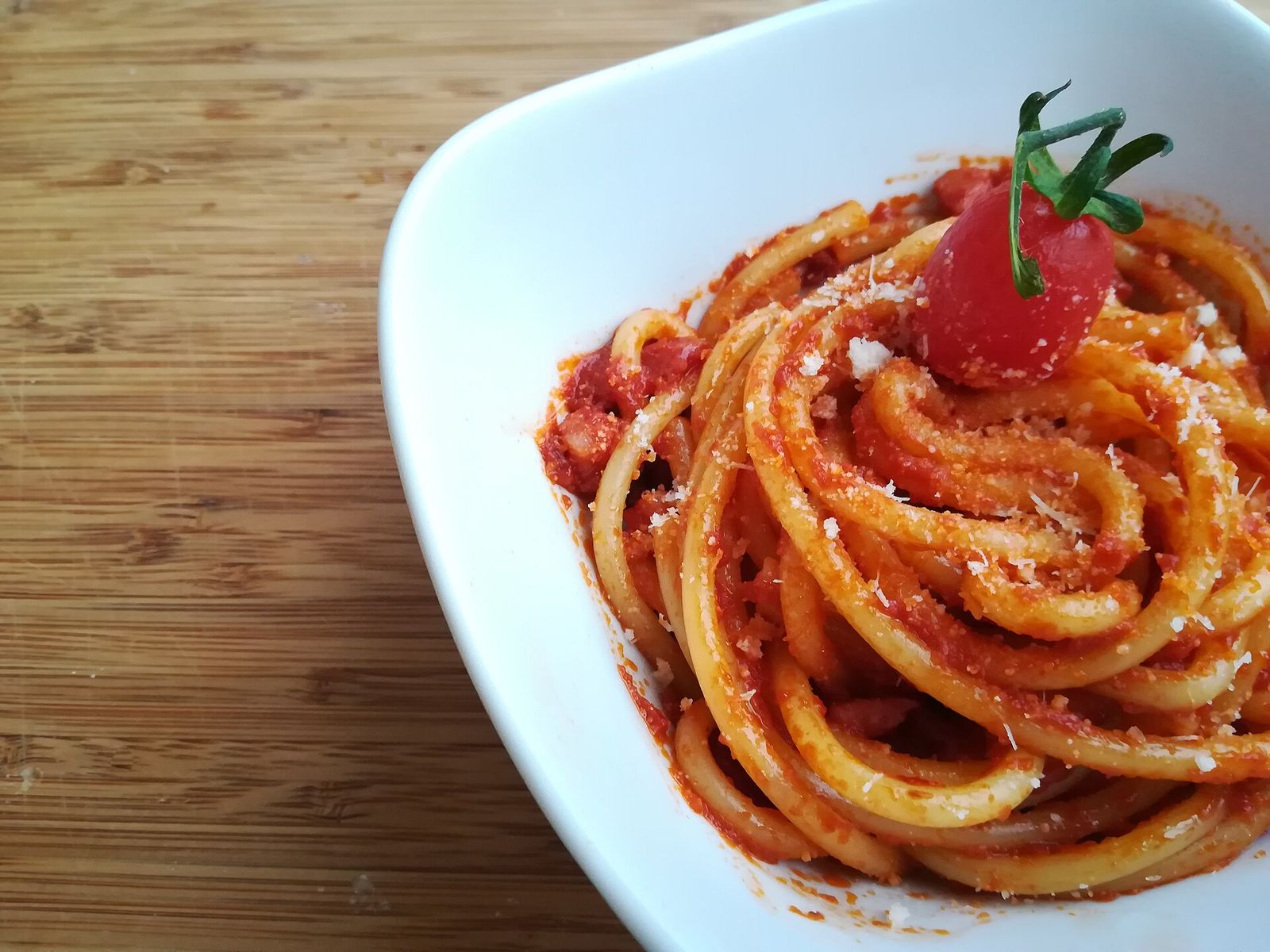 Un piatto di bucatini all&rsquo;amatriciana