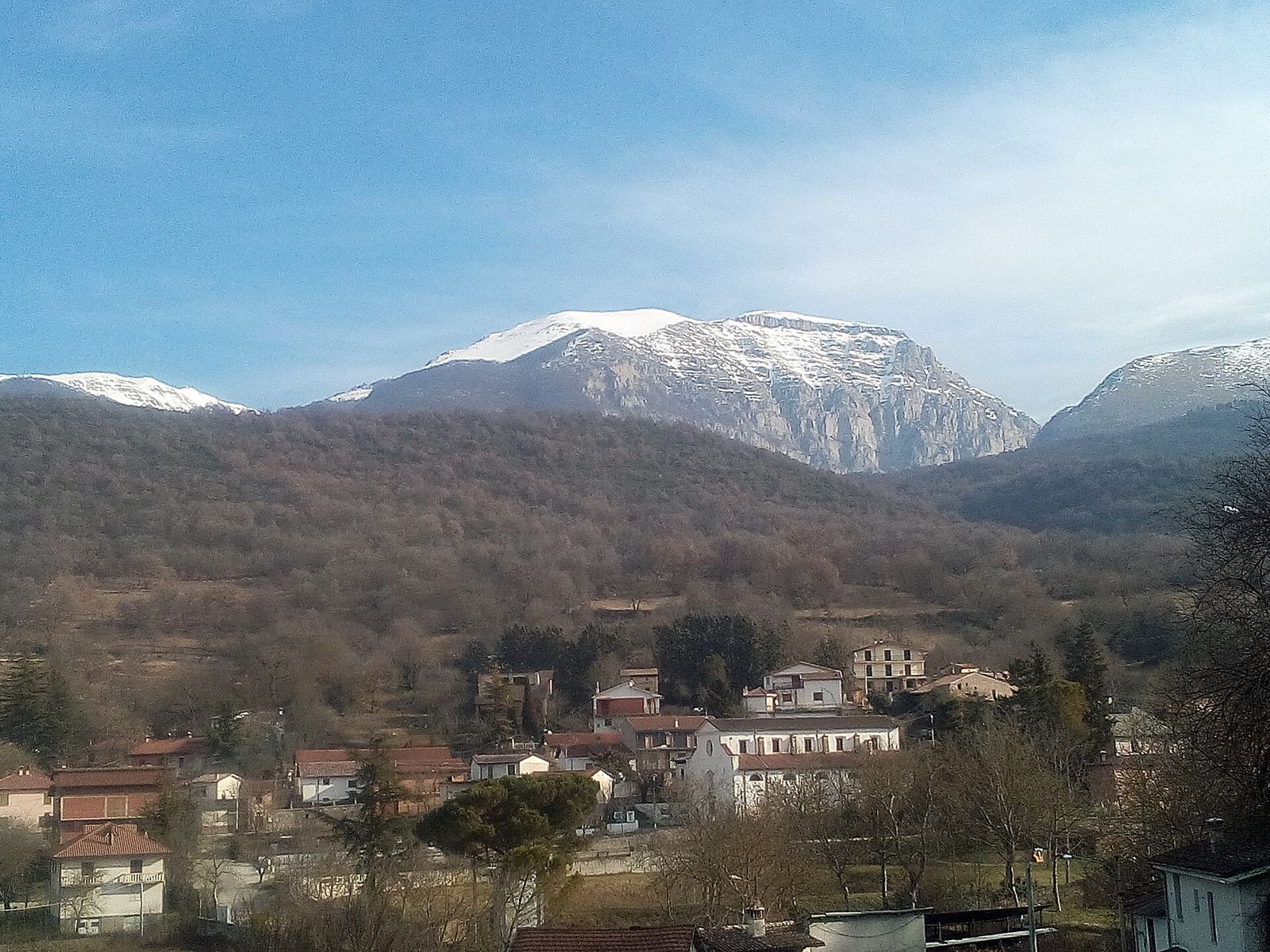 Santa Anatolia di Borgorose con le montagne innevate