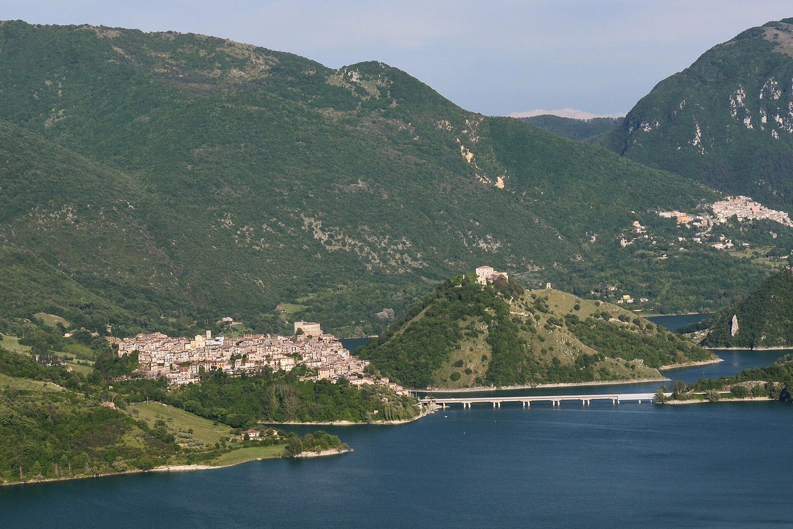 Il Lago del Turano con Castel di Tora e il ponte