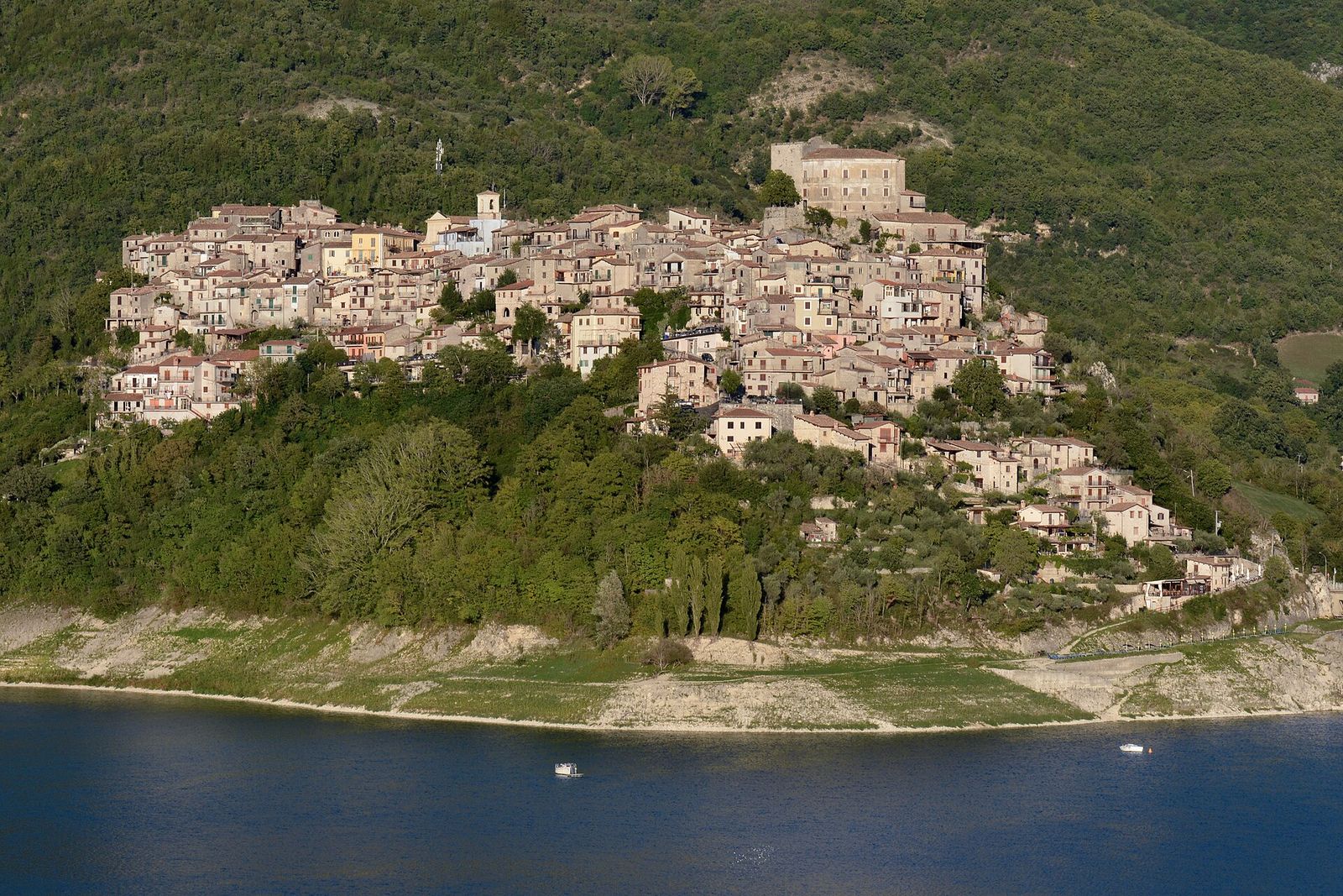Il borgo di Castel di Tora affacciato sul Lago del Turano