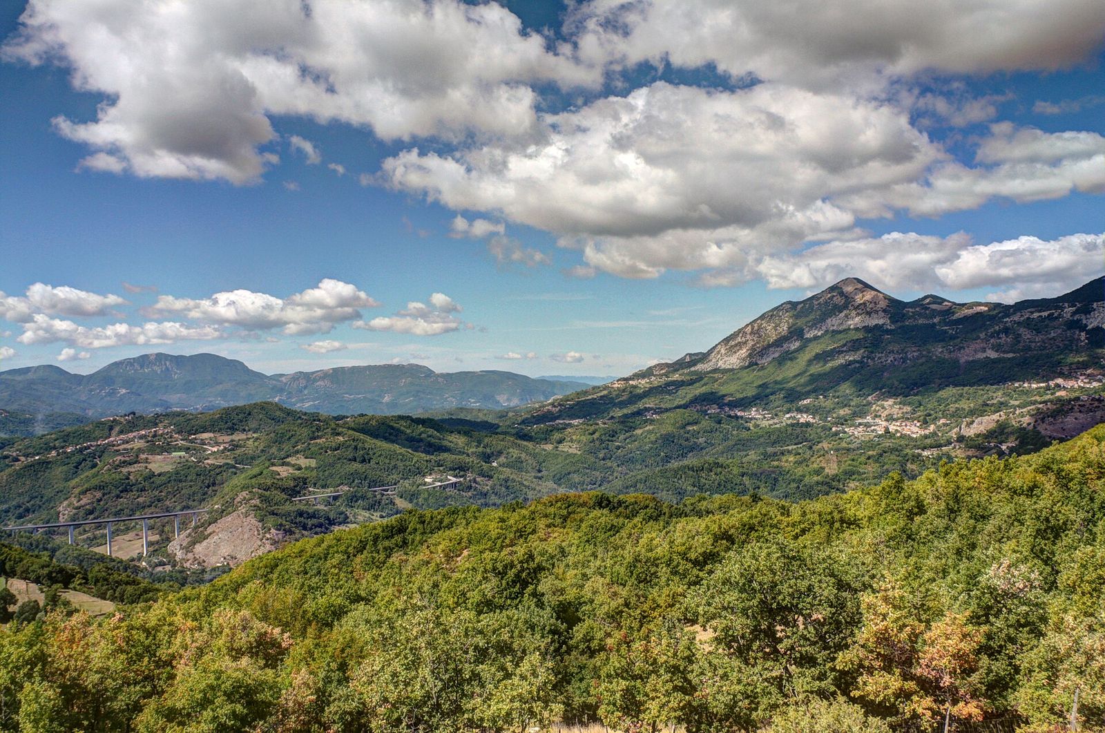 Panorama sui monti del Cicolano con le nuvole basse