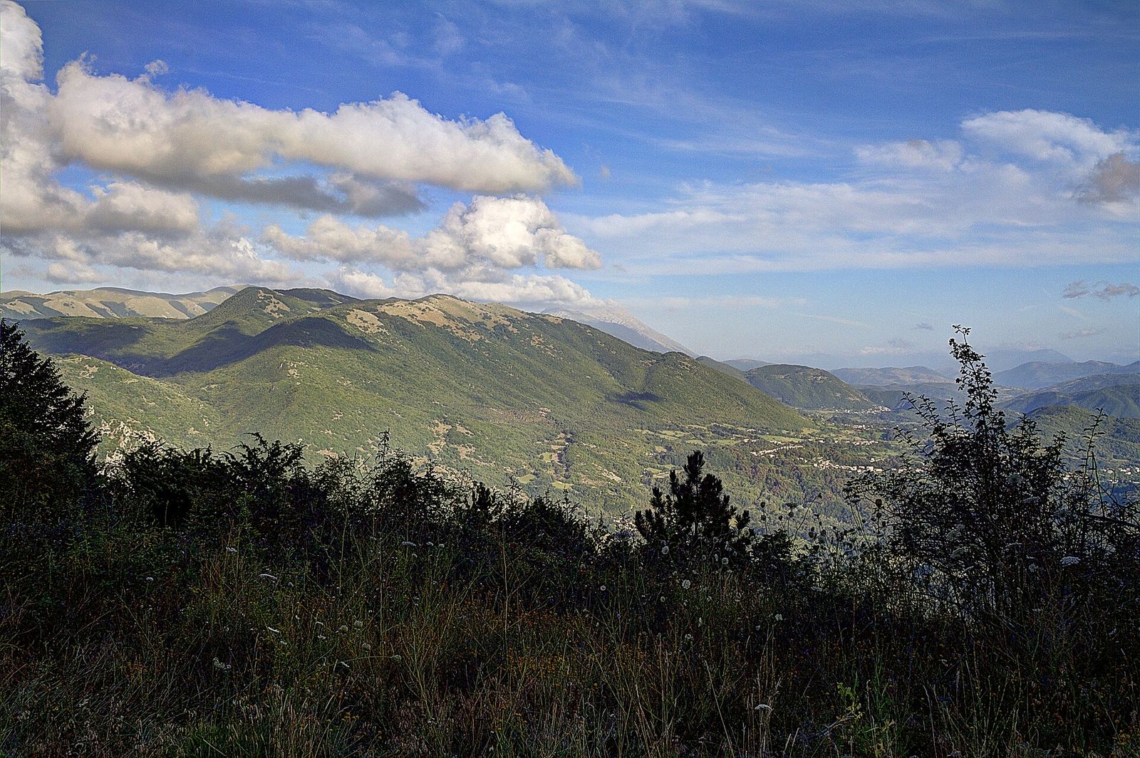 La valle del Cicolano vista dai monti
