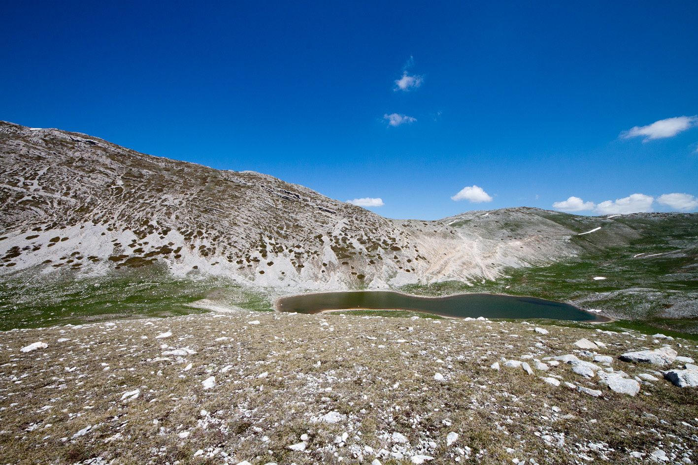 Il Lago della Duchessa nella conca tra le montagne