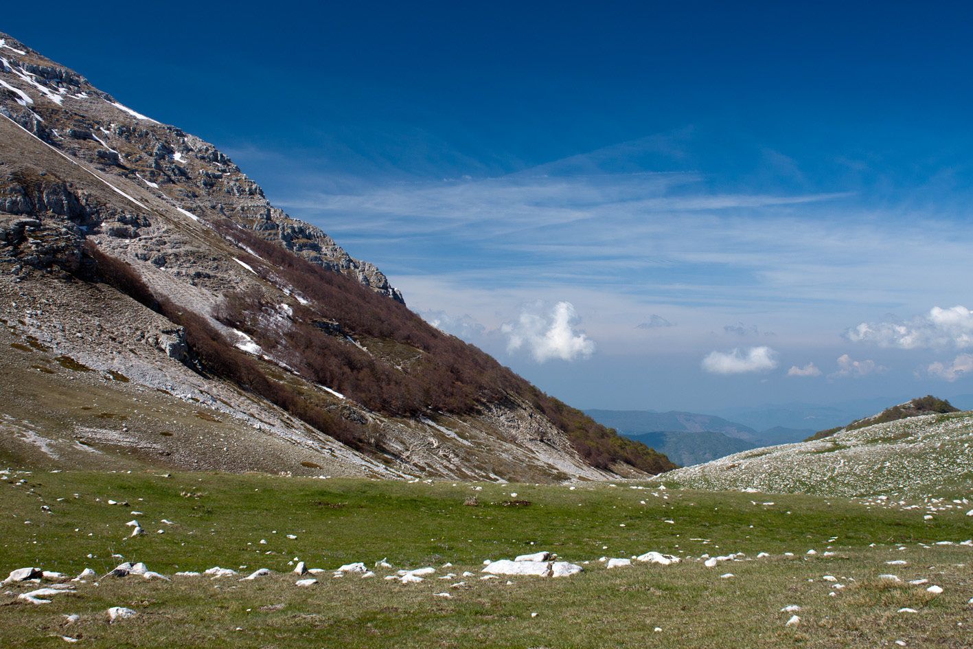 Il vallone che sale verso le cime della riserva