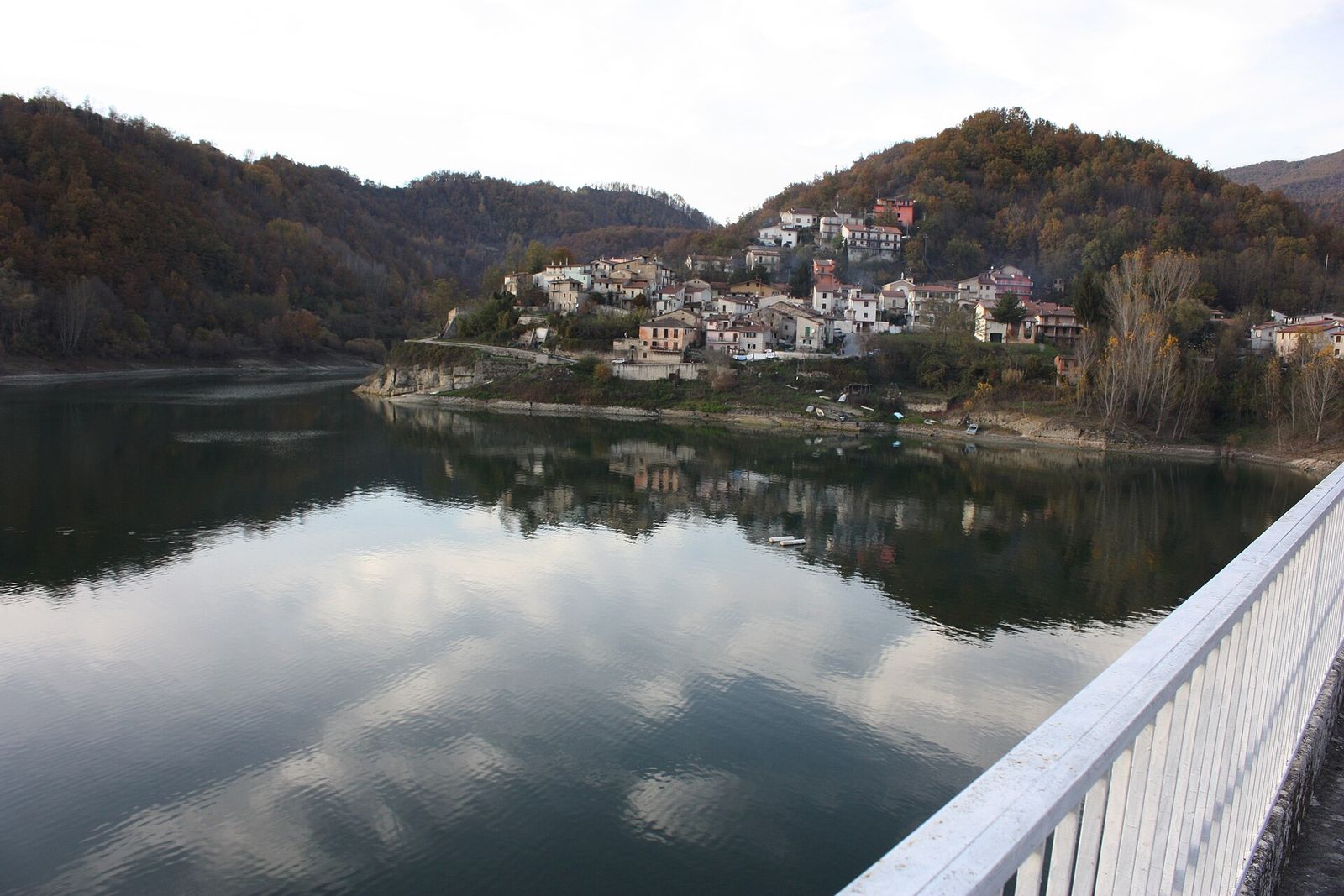 Il borgo di Fiumata riflesso nelle acque del Lago del Salto in autunno