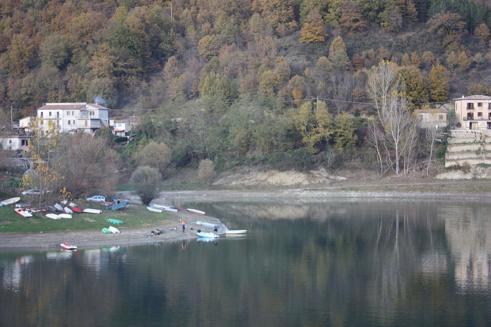 La riva del lago a Fiumata, con le canoe tirate in secca