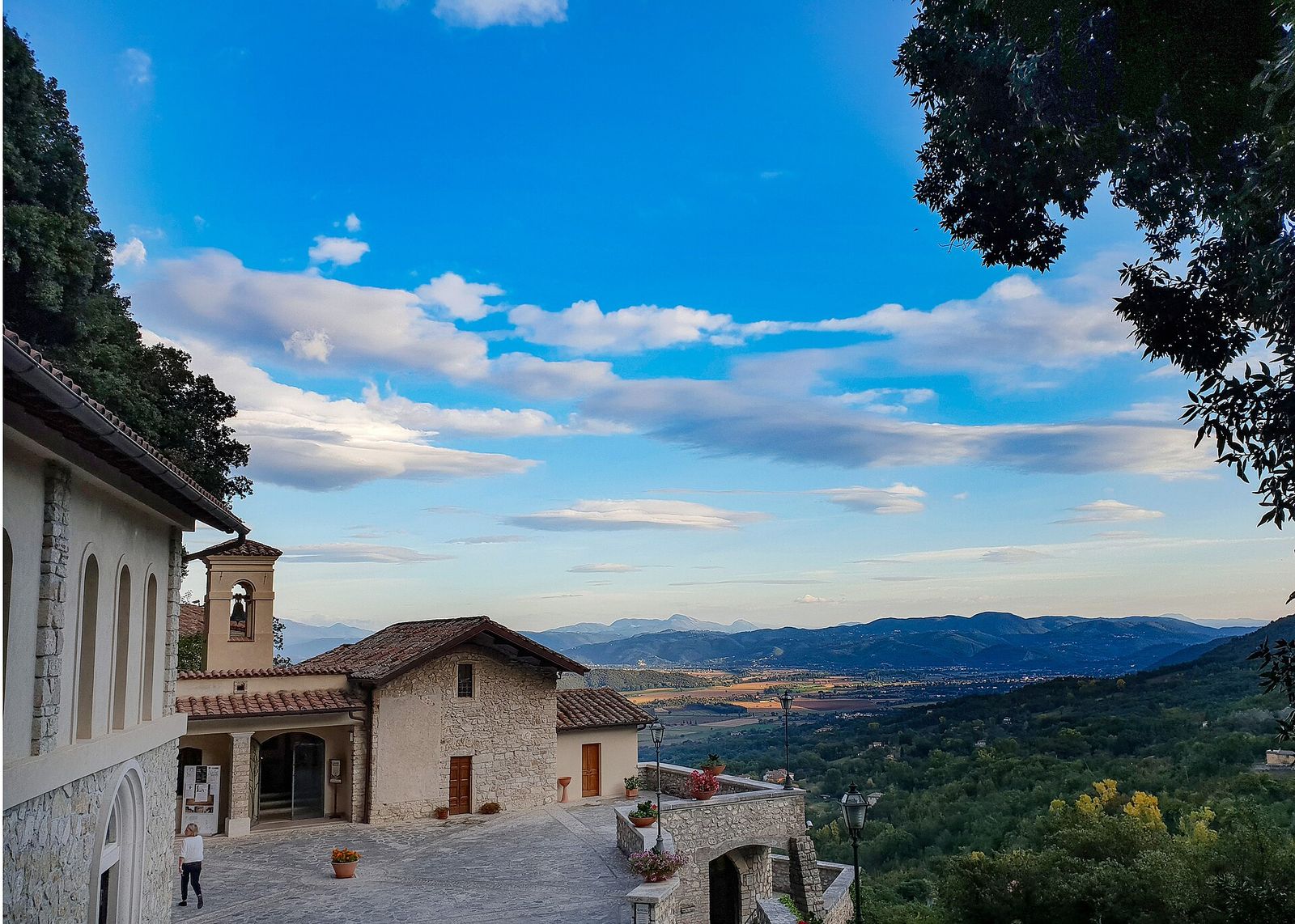 Il santuario di Greccio con la vista aperta sulla piana reatina