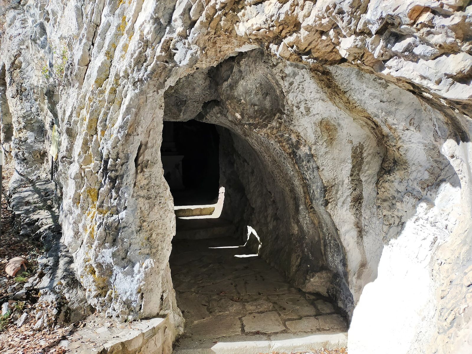 L'ingresso della grotta di San Michele Arcangelo, scavata nella roccia
