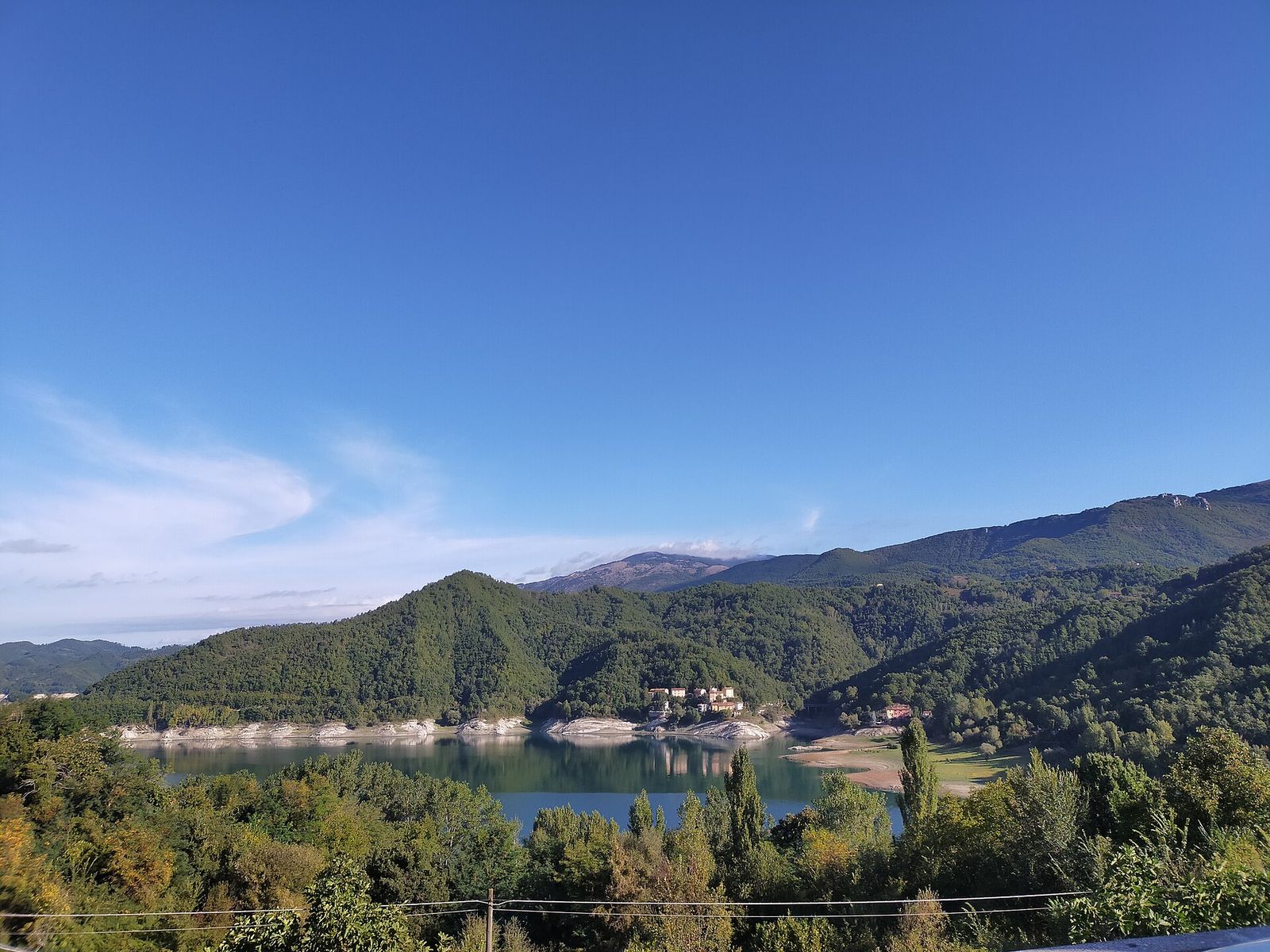 Un borgo affacciato sulle rive del Lago del Salto