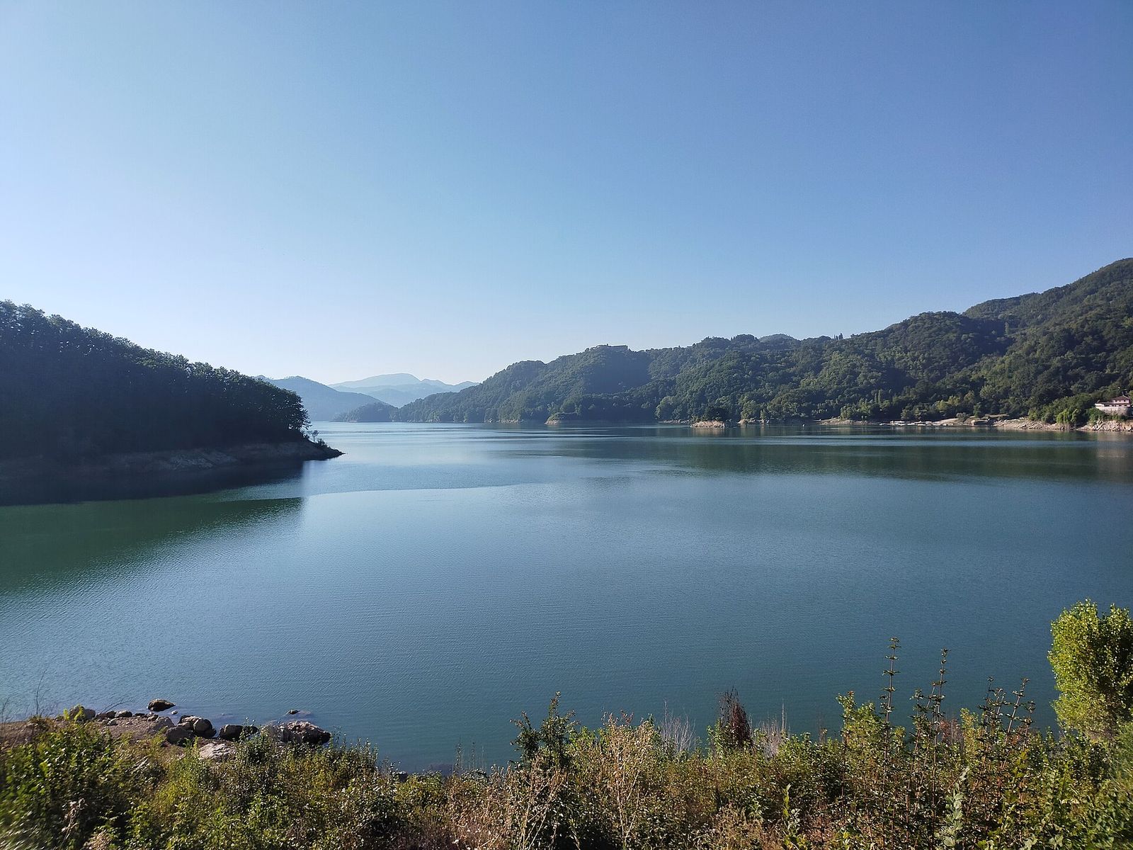 Il Lago del Salto visto dalla riva, tra i boschi