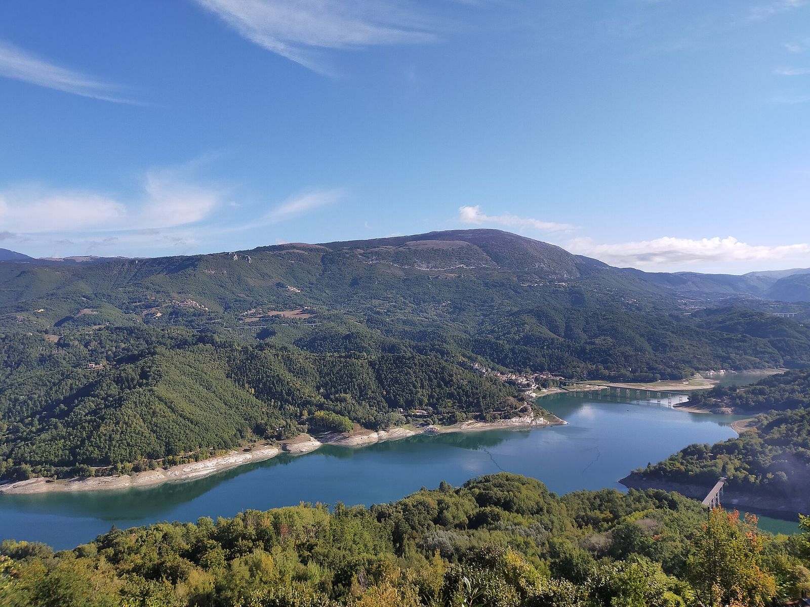 Il Lago del Salto tra i monti del Cicolano