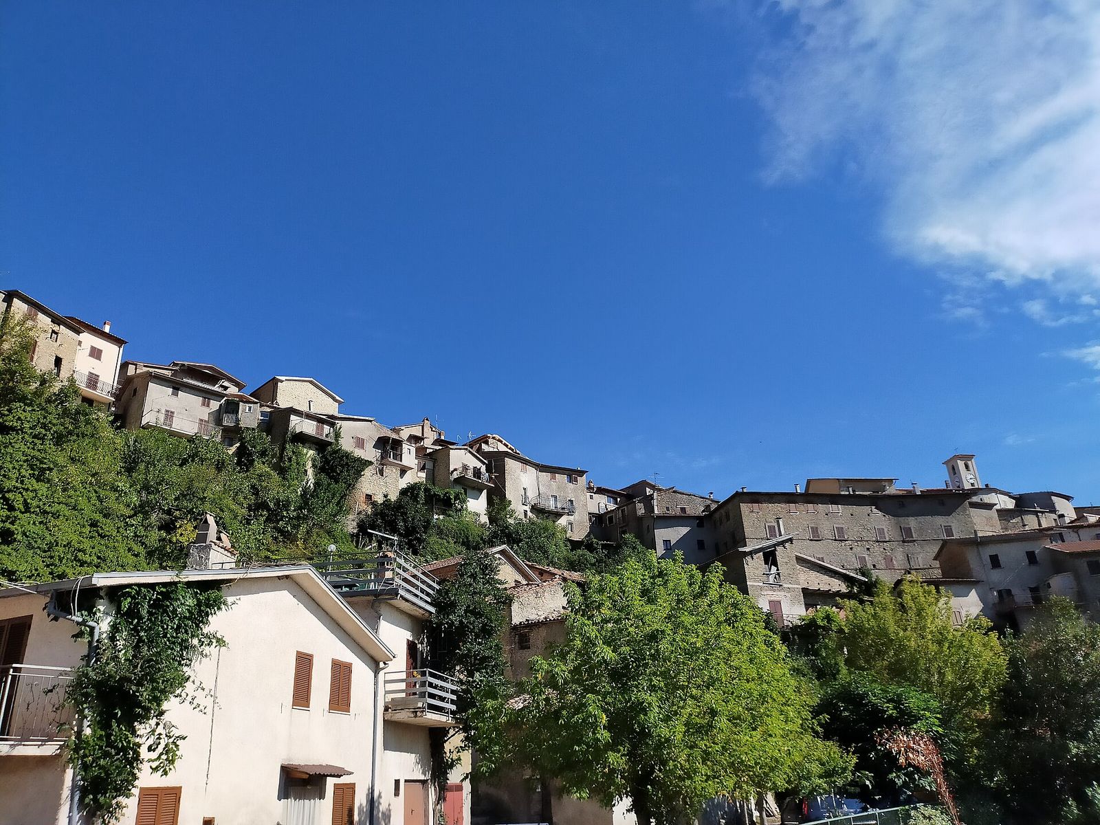 Il borgo di Marcetelli arroccato sul versante