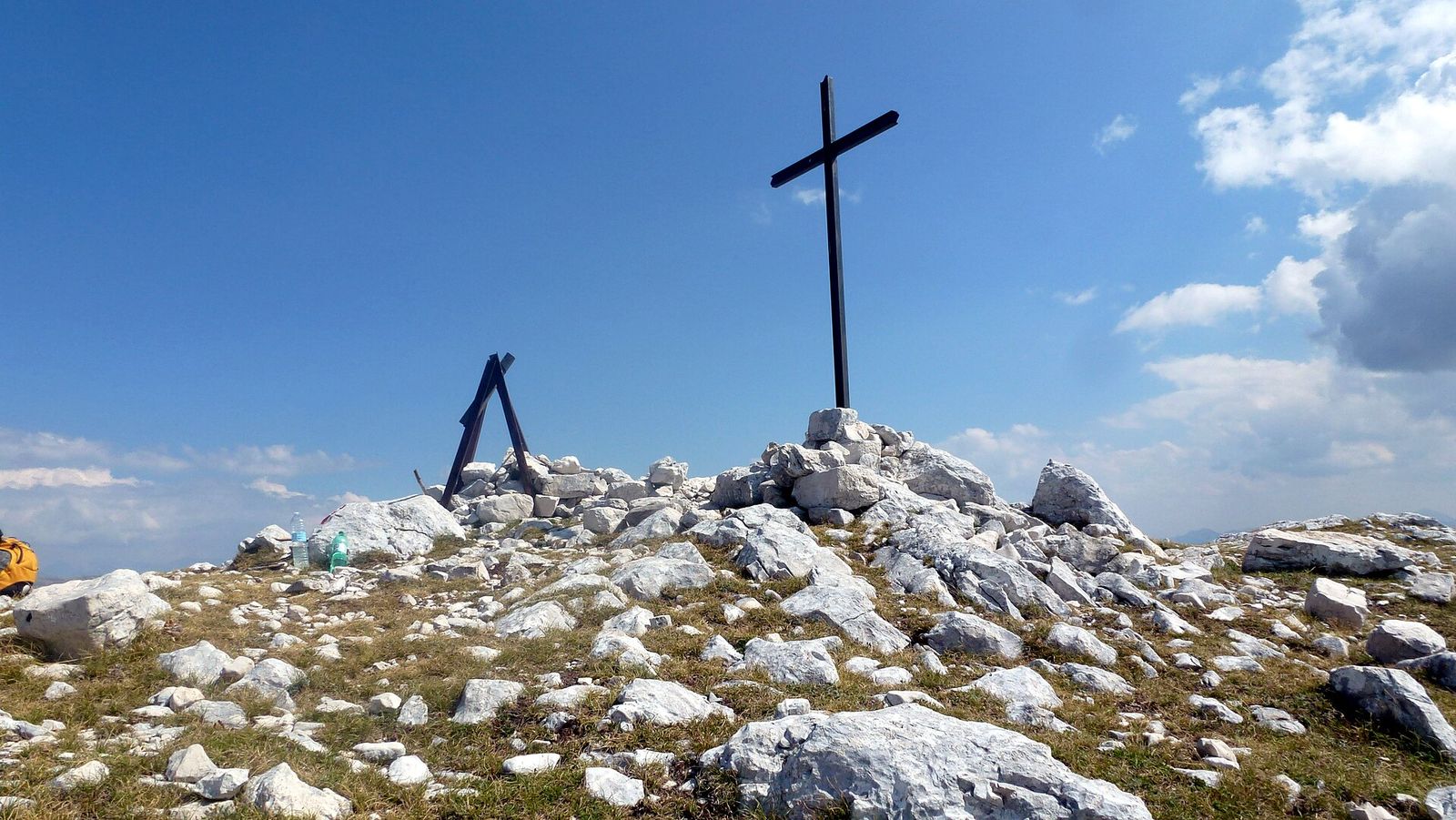 La croce di vetta su una cima dei monti reatini
