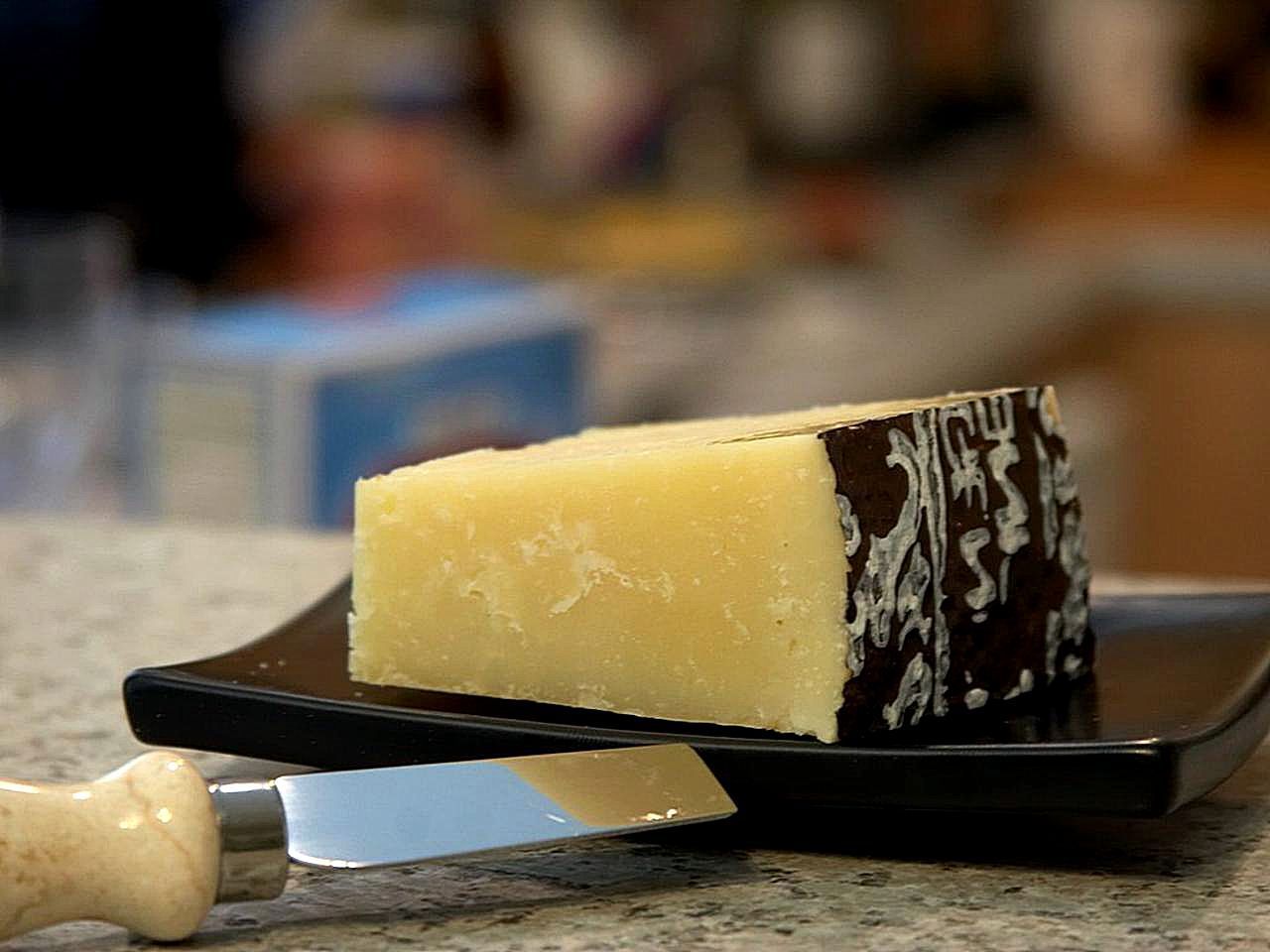 Un pezzo di pecorino stagionato su un tagliere