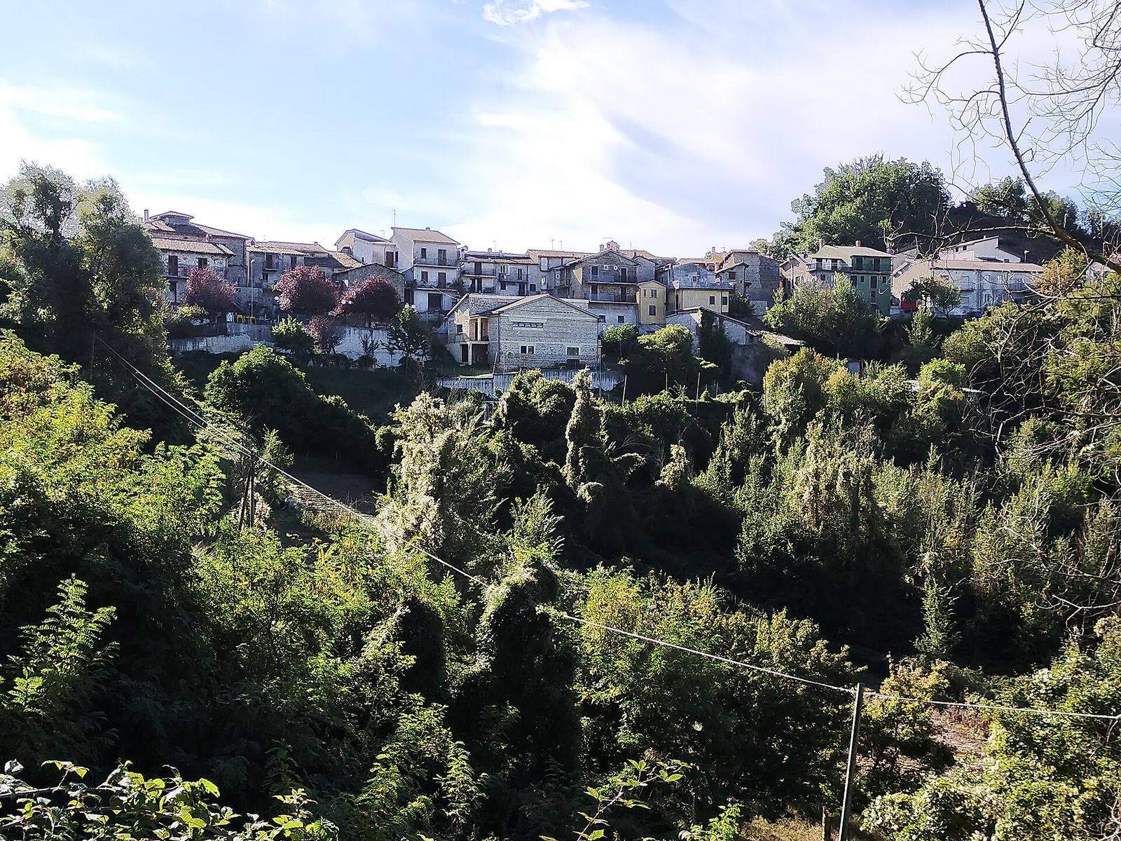 Il borgo di Pescorocchiano tra i boschi del Cicolano
