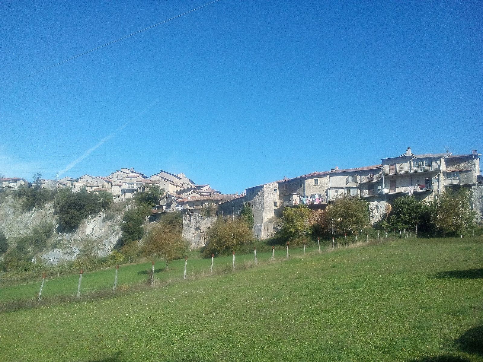 Il paese di Pescorocchiano visto dal prato sottostante