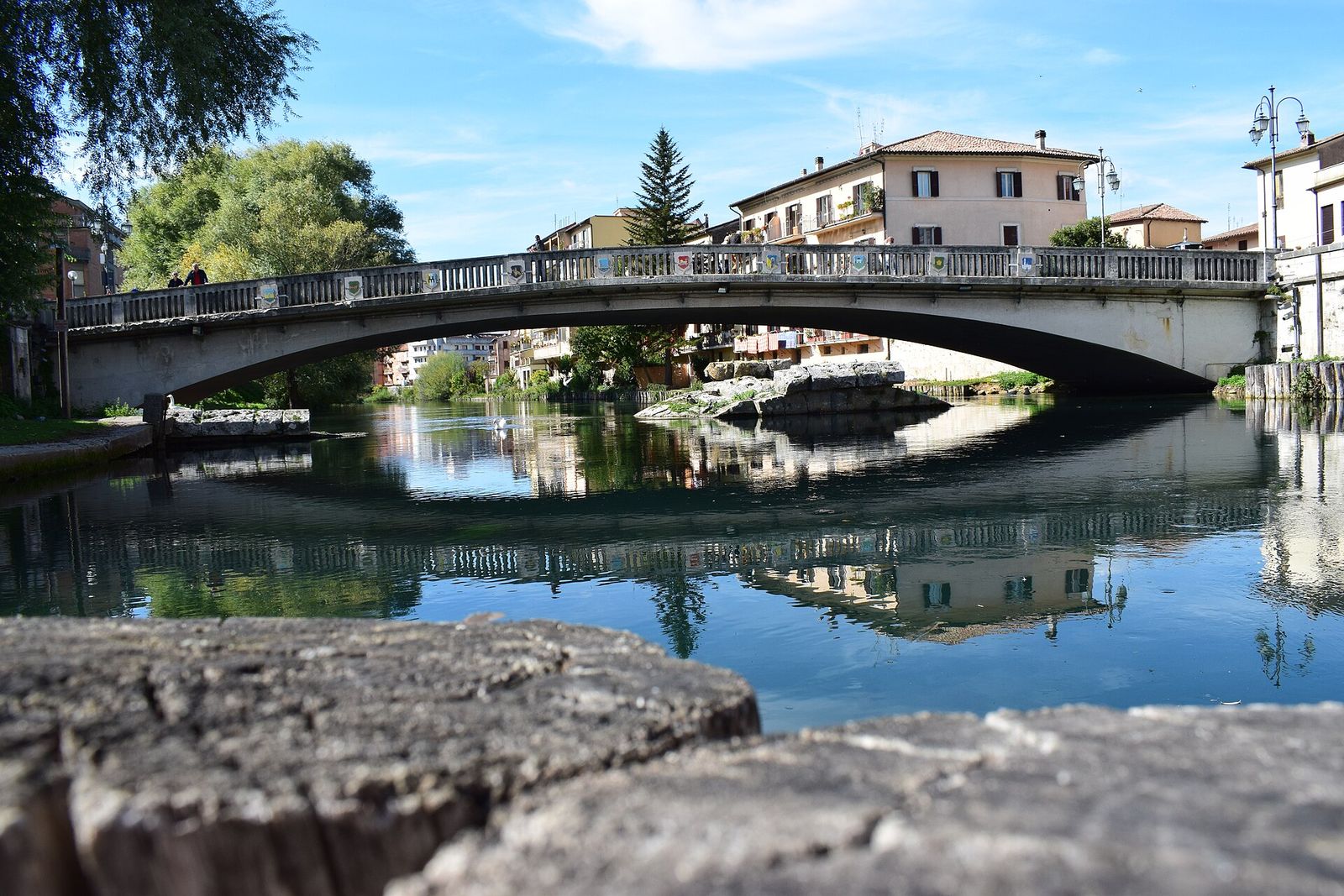 Il ponte e le case affacciate sul Velino a Rieti