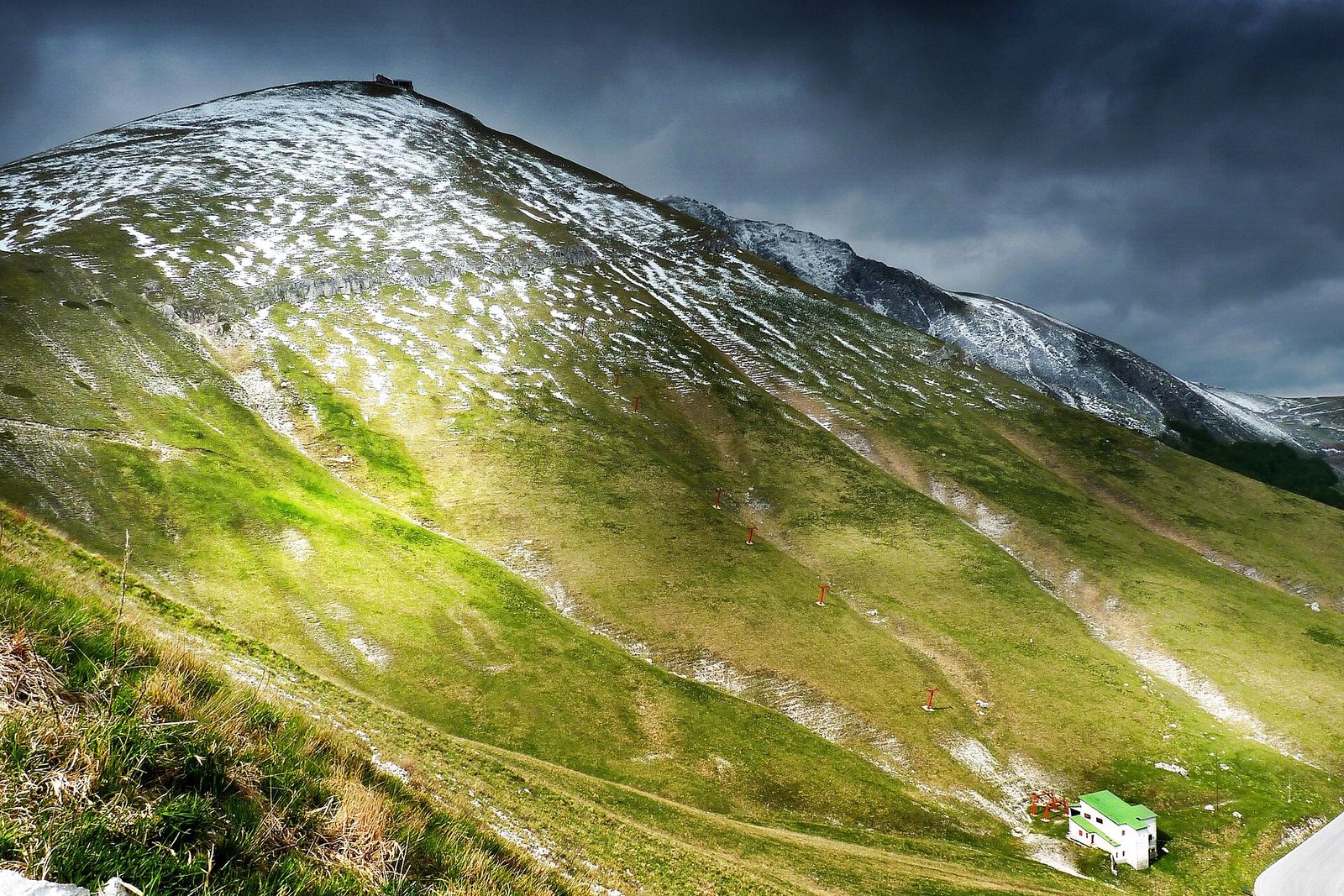 Il Monte Terminillo con la neve residua sui versanti