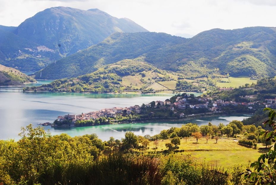 Le acque turchesi del Lago del Turano tra i boschi
