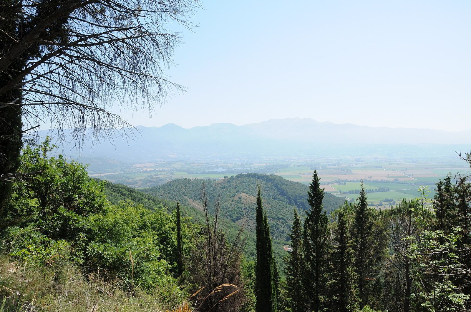 La piana reatina vista dall&rsquo;alto, con i monti sullo sfondo